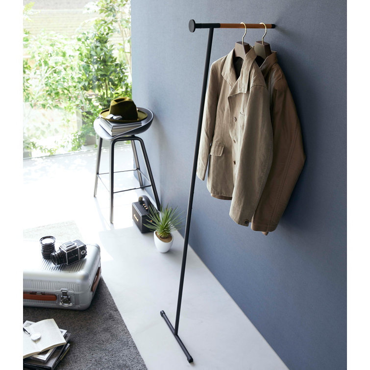 Leaning garment online rack